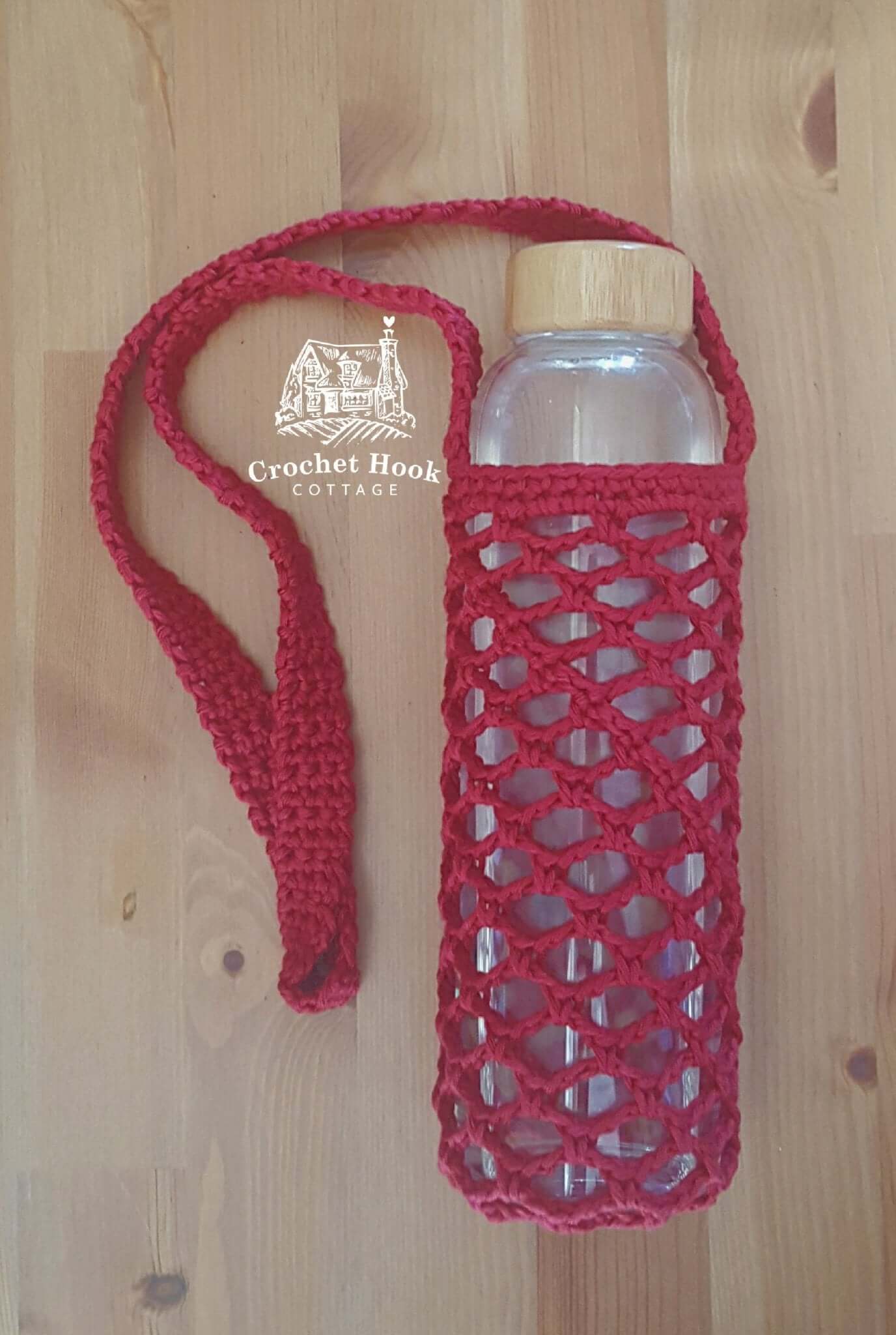 Christmas Red Bottle Holder, hands free drink bottle bag with shoulder strap, crocheted in 100% cotton yarn, mesh net design with shoulder strap