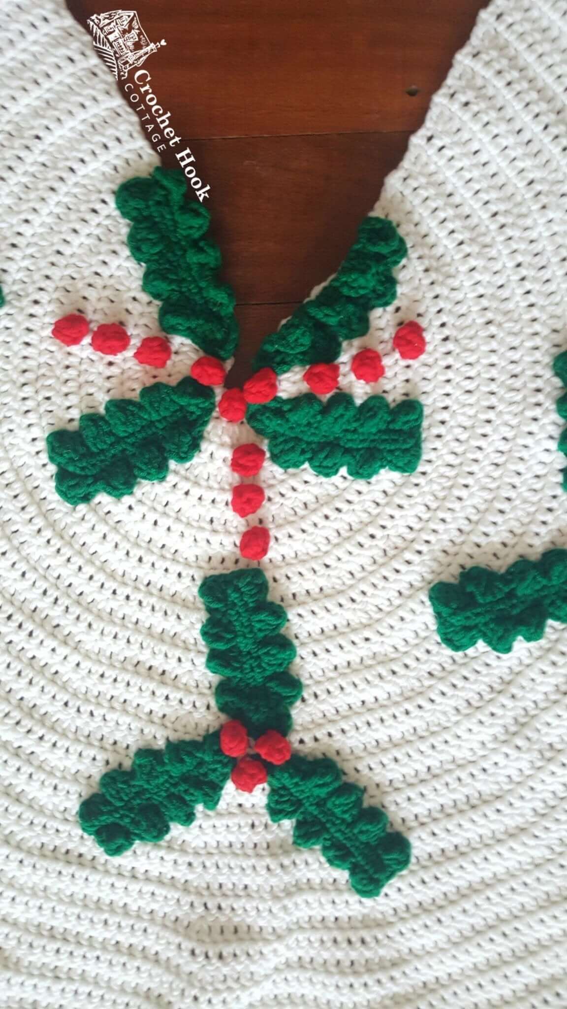 Christmas Tree Skirt - www.crochethookcottage.com